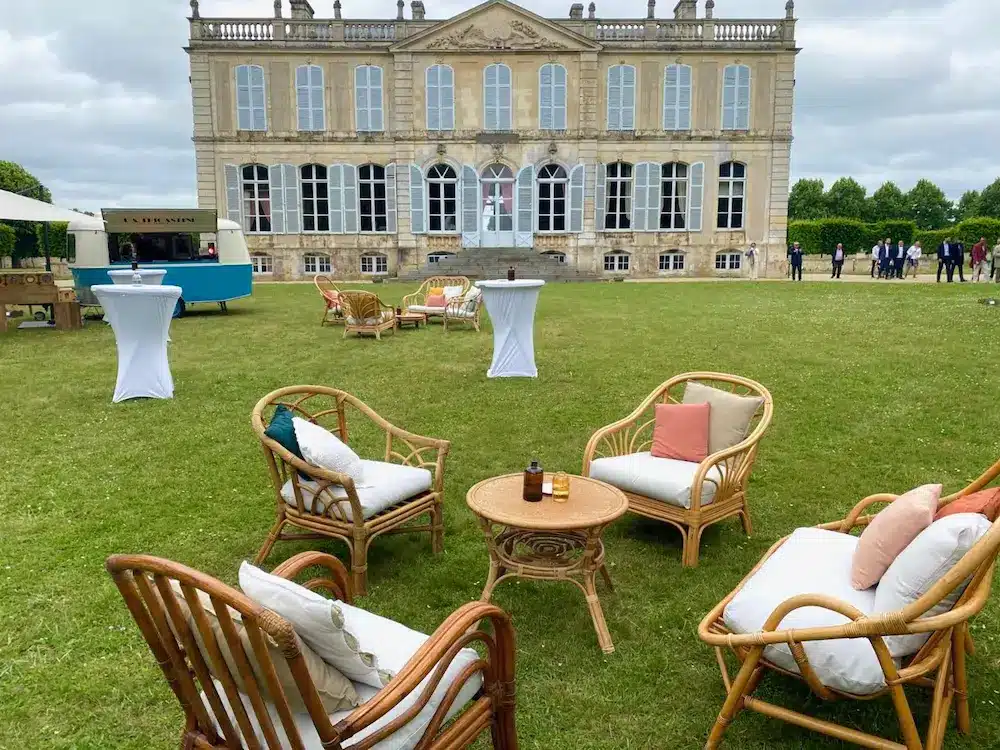Photo d'une table avec 4 fauteuils dans le parc d'un château en Normandie pour un événement professionnel par Menard Traiteur Caen