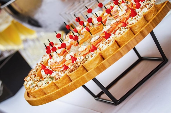 Menard Traiteur Caen. Gros plan sur un plateau cocktail pour entreprise