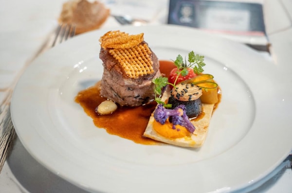 Menard Traiteur Caen. Gros plan sur une assiette lors d'un repas pour entreprise