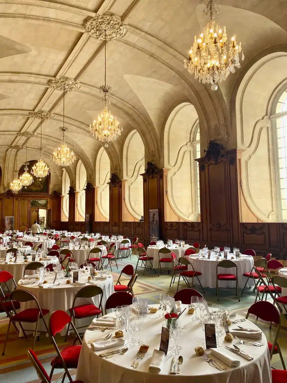 Photo plan large d'une salle de réception Menard Traiteur Caen. Evénementiel pour entreprise