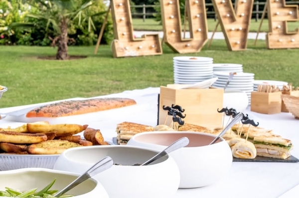 Menard Traiteur Caen : photo d'un buffet en extérieur. Dans le fond LOVE