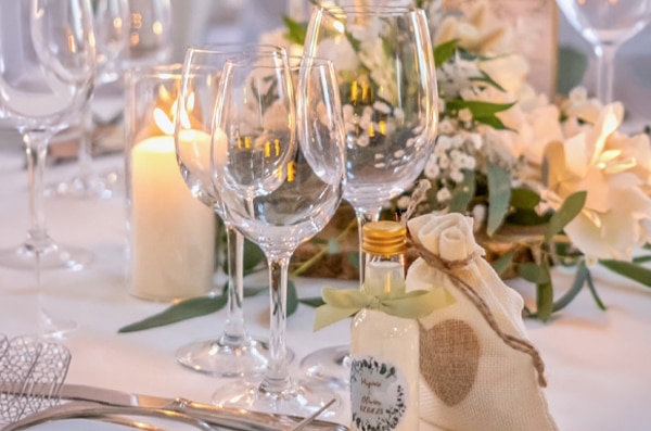 Menard Traiteur Caen. Photo gros plan d'une table dressée pour un mariage. Des verres et des bougies