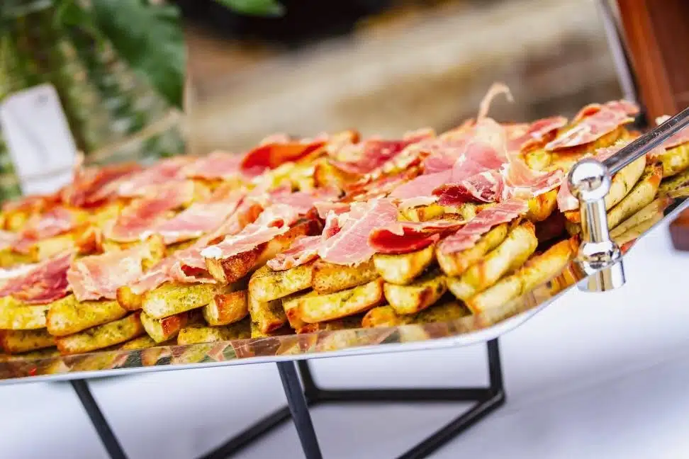 Gros plan sur un plateau cocktails Menard Traiteur Caen