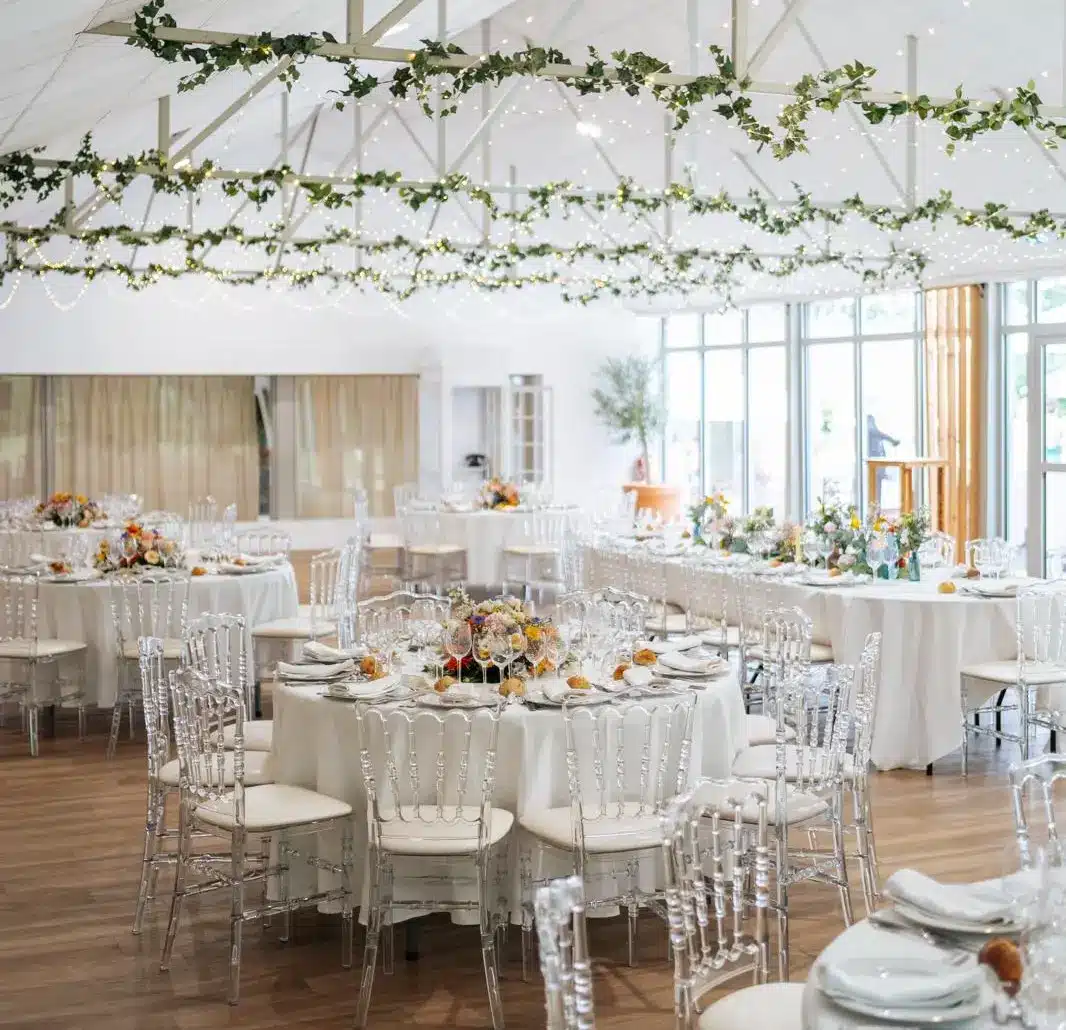 Photo d'une salle de réception avec des tables dressées pour un mariage par Menard Traiteur Caen