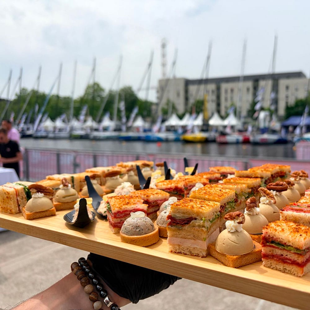 Ménard Traiteur Caen Photo d'un plateau cocktail Ménard Traiteur lors du départ de la CIC Normandy Chanel Race 2026