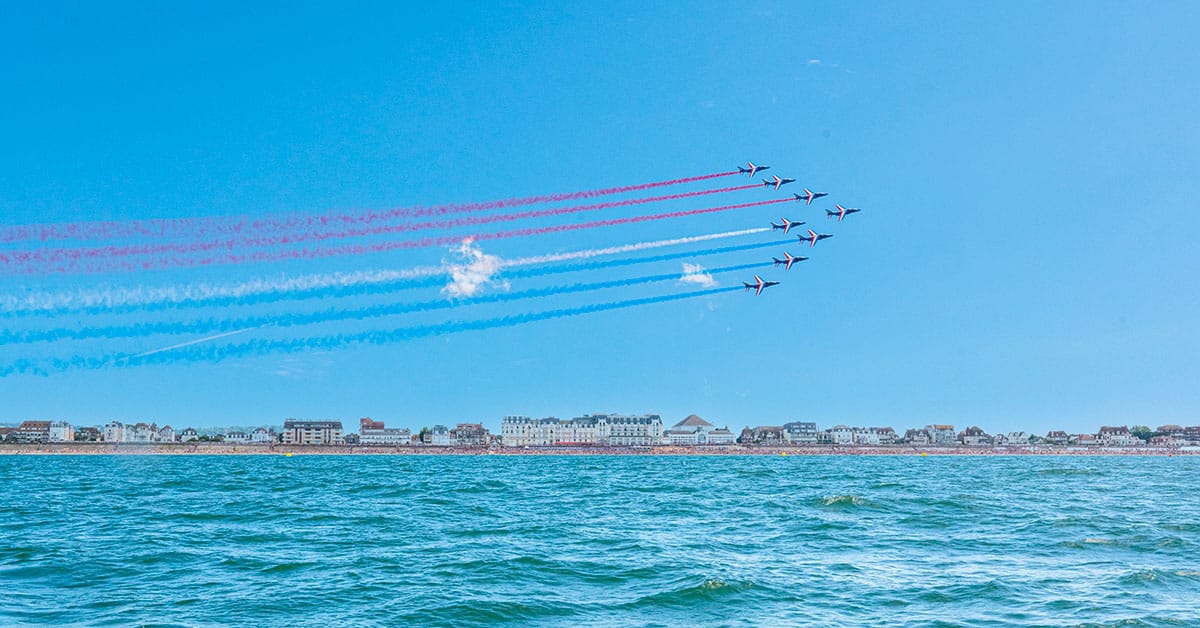 Photo de la Patrouille de France lors du Cabourg French Flyair 2026 pour lequel Ménard Traiteur était partenaire